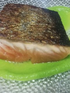 Una foto de Salmón sobre lecho de crema de guisantes