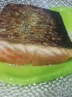 Una foto de Salmón sobre lecho de crema de guisantes