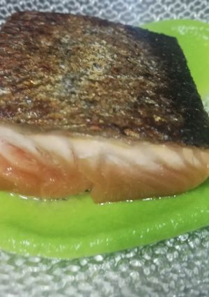 Una foto de Salmón sobre lecho de crema de guisantes