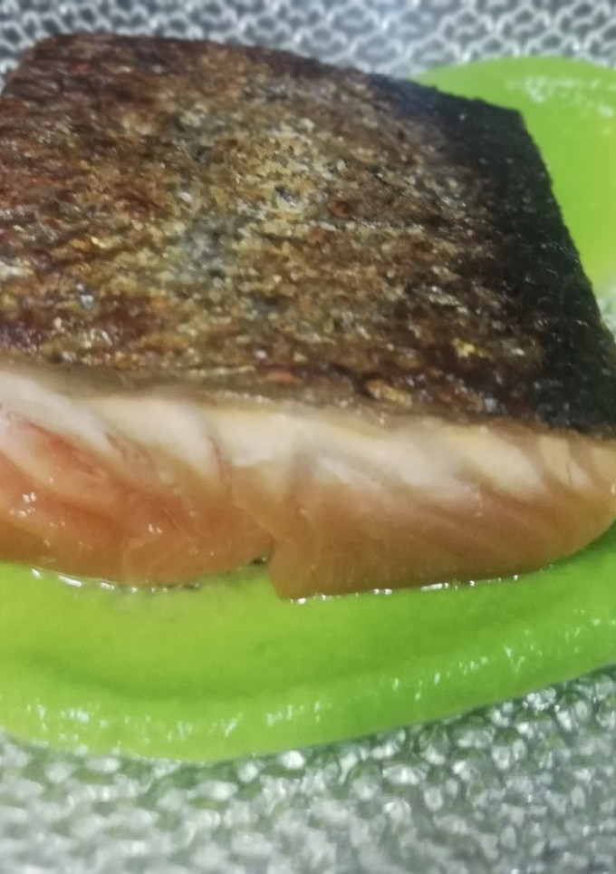 Una foto de Salmón sobre lecho de crema de guisantes