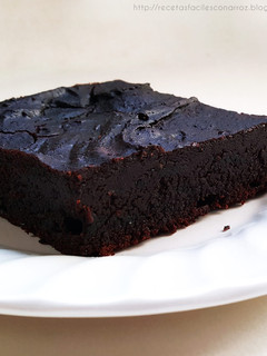 Una foto de Chocolatoso y húmedo brownie SIN GLUTEN, SIN LACTOSA y APTO VEGANOS (Fácil y económico)