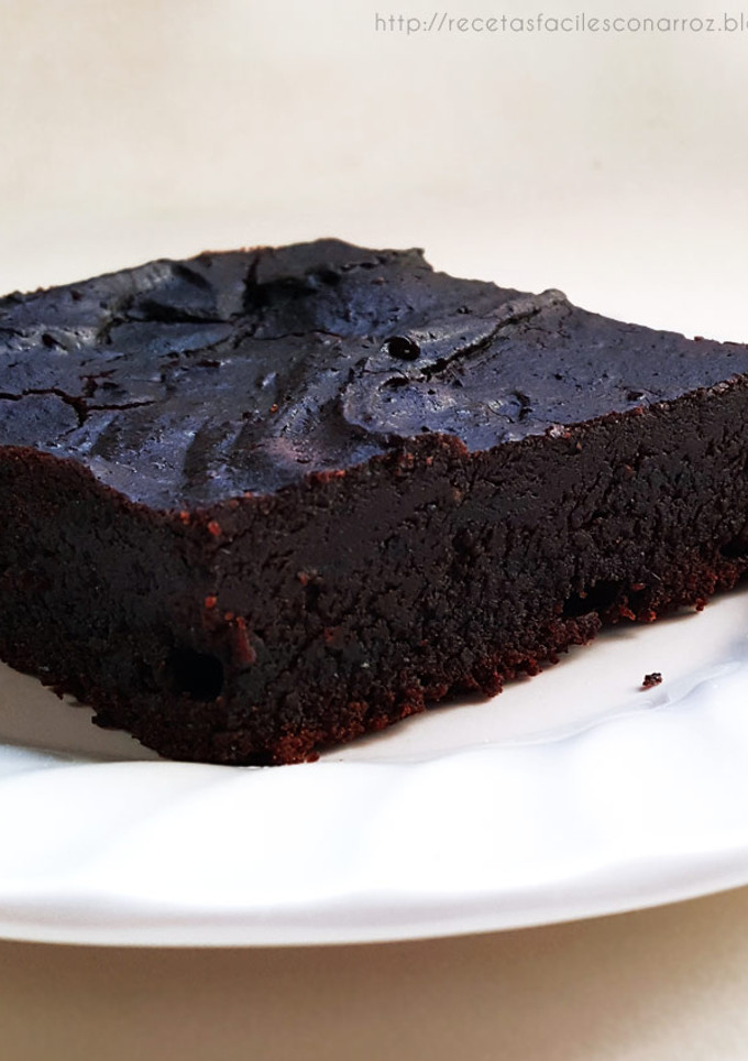 Una foto de Chocolatoso y húmedo brownie SIN GLUTEN, SIN LACTOSA y APTO VEGANOS (Fácil y económico)