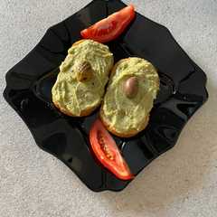 O poză a rețetei Cremă de avocado cu ton și ceapă.