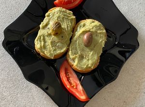 O poză a rețetei Cremă de avocado cu ton și ceapă.