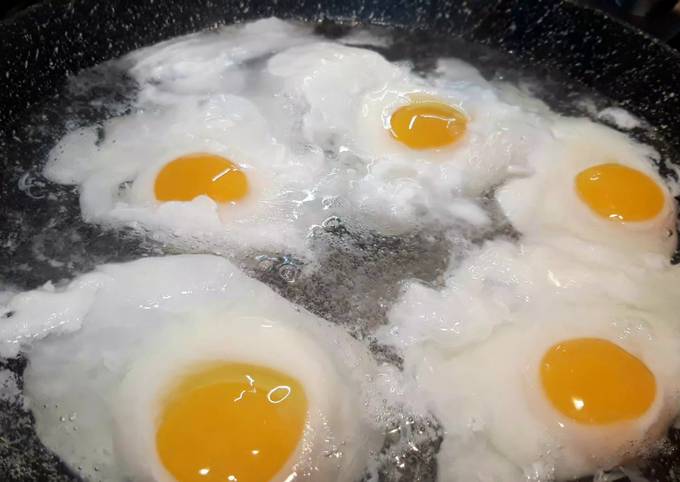 Минтай с яйцами на сковороде