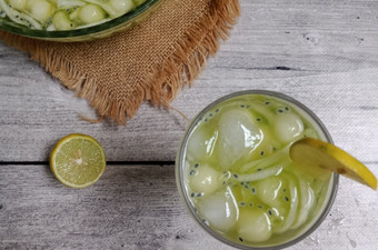 Bagaimana Membuat Es Melon Timun Serut Istimewa