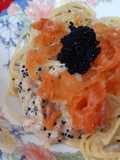 Espaguetis con salmón y caviar de algas