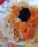 Espaguetis con salmón y caviar de algas