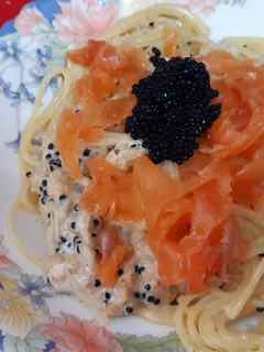 Una foto de Espaguetis con salmón y caviar de algas