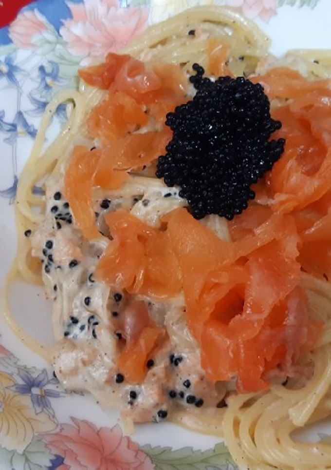 Una foto de Espaguetis con salmón y caviar de algas