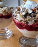 Postre en Vaso Frutos Rojos, Crumble frutos Secos y Crema Blanca