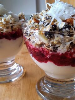 Una foto de Postre en Vaso Frutos Rojos, Crumble frutos Secos y Crema Blanca