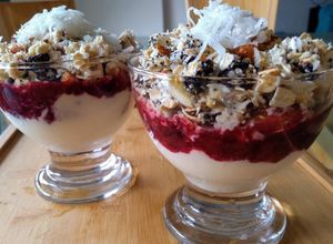 Una foto de Postre en Vaso Frutos Rojos, Crumble frutos Secos y Crema Blanca