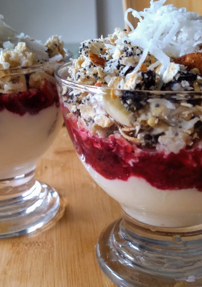 Una foto de Postre en Vaso Frutos Rojos, Crumble frutos Secos y Crema Blanca