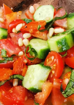 Une photo de Salade fraîcheur tomates cerise, mini concombre et pignon de pin