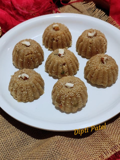 ચુરમાના લાડુ (Churma Ladoo Recipe In Gujarati) રેસીપી મુખ્ય ફોટો