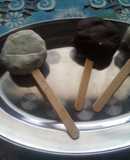 Paletas de salchichón con baño de chocolate