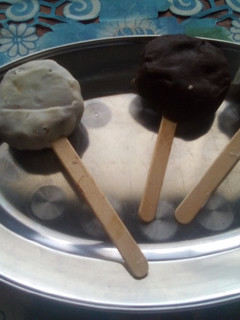 Una foto de Paletas de salchichón con baño de chocolate
