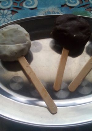 Una foto de Paletas de salchichón con baño de chocolate