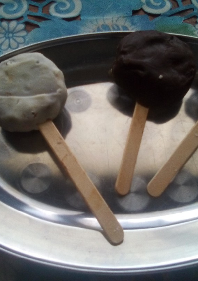 Una foto de Paletas de salchichón con baño de chocolate