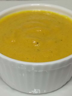 Una foto de Salsa de Cúrcuma con un toque de jengibre, manzana y zanahoria