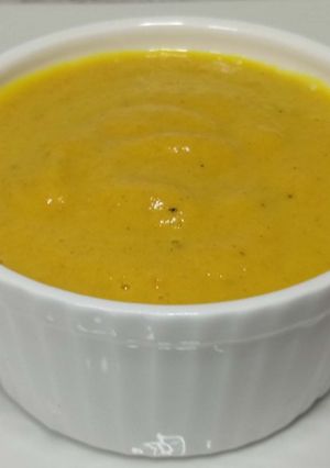 Una foto de Salsa de Cúrcuma con un toque de jengibre, manzana y zanahoria