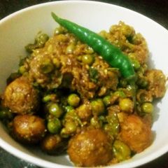 A picture of Dry matar aloo masala.