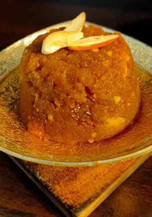 कणिक गुळाचा शिरा (kanik gul sheera recipe in marathi) रेसिपी चे मुख्य फोटो 