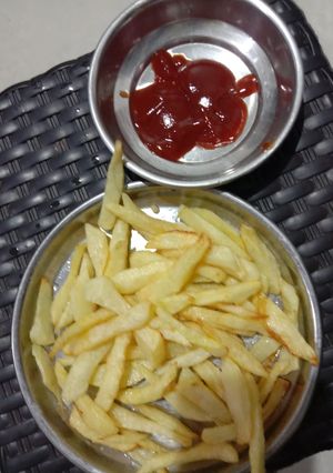 બટાકા ની ફિંગર ચિપ્સ (potato Finger Chips Recipe In Gujarati) રેસીપી મુખ્ય ફોટો