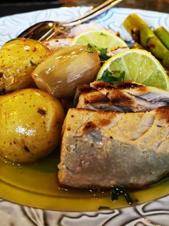 Foto de Lombo de Atum com batatas e espargos
