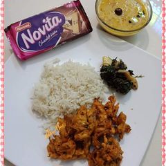 A picture of Karhi Chawal with crispy Pakoray.