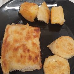 A picture of Jammy bread fritters and pineapple 🍍 and banana 🍌 fritters.