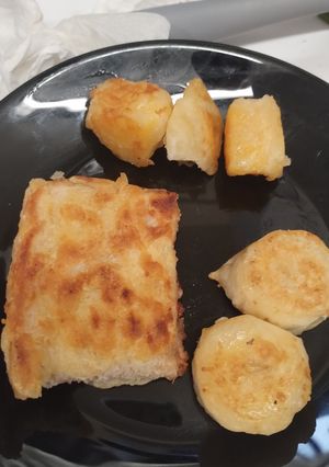 A picture of Jammy bread fritters and pineapple 🍍 and banana 🍌 fritters.
