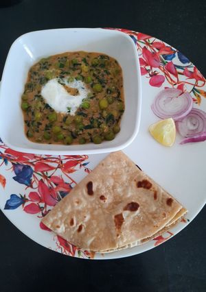 A picture of Malai methi matar.