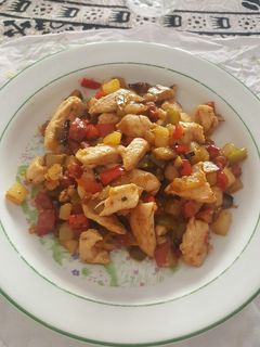 Una foto de Pollo con verduras y chorizo