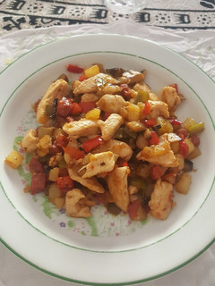 Una foto de Pollo con verduras y chorizo