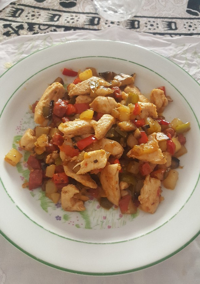 Una foto de Pollo con verduras y chorizo