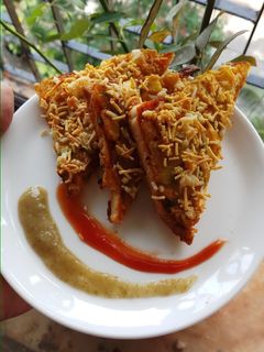 A picture of Masala cheese and corn toast.