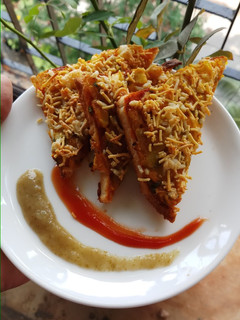 A picture of Masala cheese and corn toast.