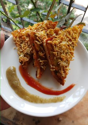 A picture of Masala cheese and corn toast.