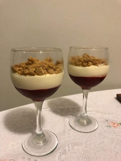 Foto de Taça de creme de limão com geléia de morango