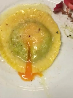 Foto di Tortello di ricotta, spinaci e tuorlo d’uovo al tartufo