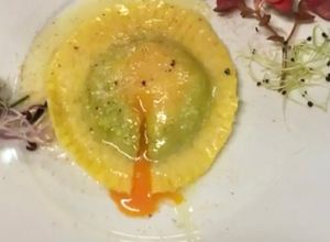 Foto di Tortello di ricotta, spinaci e tuorlo d’uovo al tartufo