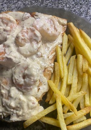 Una foto de Salmón con salsa al limón 🐟🍋🦐
