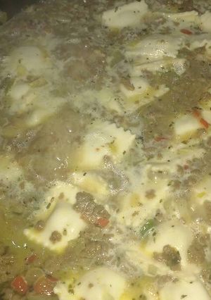 Una foto de Ravioles de verduras con salsa blognesa esa a base de soja