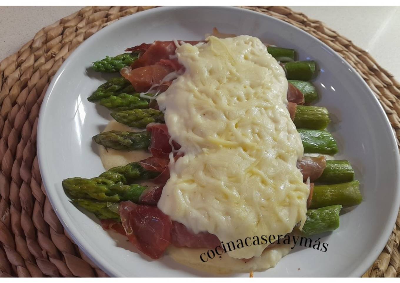 Espárragos trigueros con bechamel