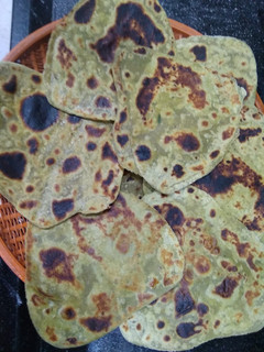 પાલક પરોઠા (Palak Paratha Recipe In Gujarati) રેસીપી મુખ્ય ફોટો