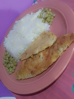 Una foto de Filet de Merluza a la romana, acompañado por arroz
