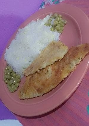 Una foto de Filet de Merluza a la romana, acompañado por arroz