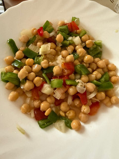 Una foto de Ensalada de garbanzos